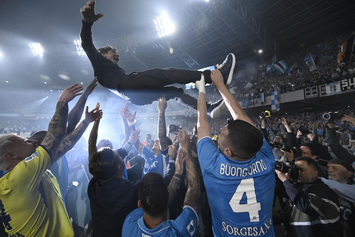 NAPOLI (Italy), 23/05/2025.- Players of SSC Napoli celebrate with their coach Antonio Conte after winning the 2024/2025 Serie A title after the Italian Serie A soccer match between SSC Napoli and Cagliari Calcio, in Naples, Italy, 23 May 2025. SSC Napoli won their fourth league title. (Italia, Nápoles) EFE/EPA/CIRO FUSCO