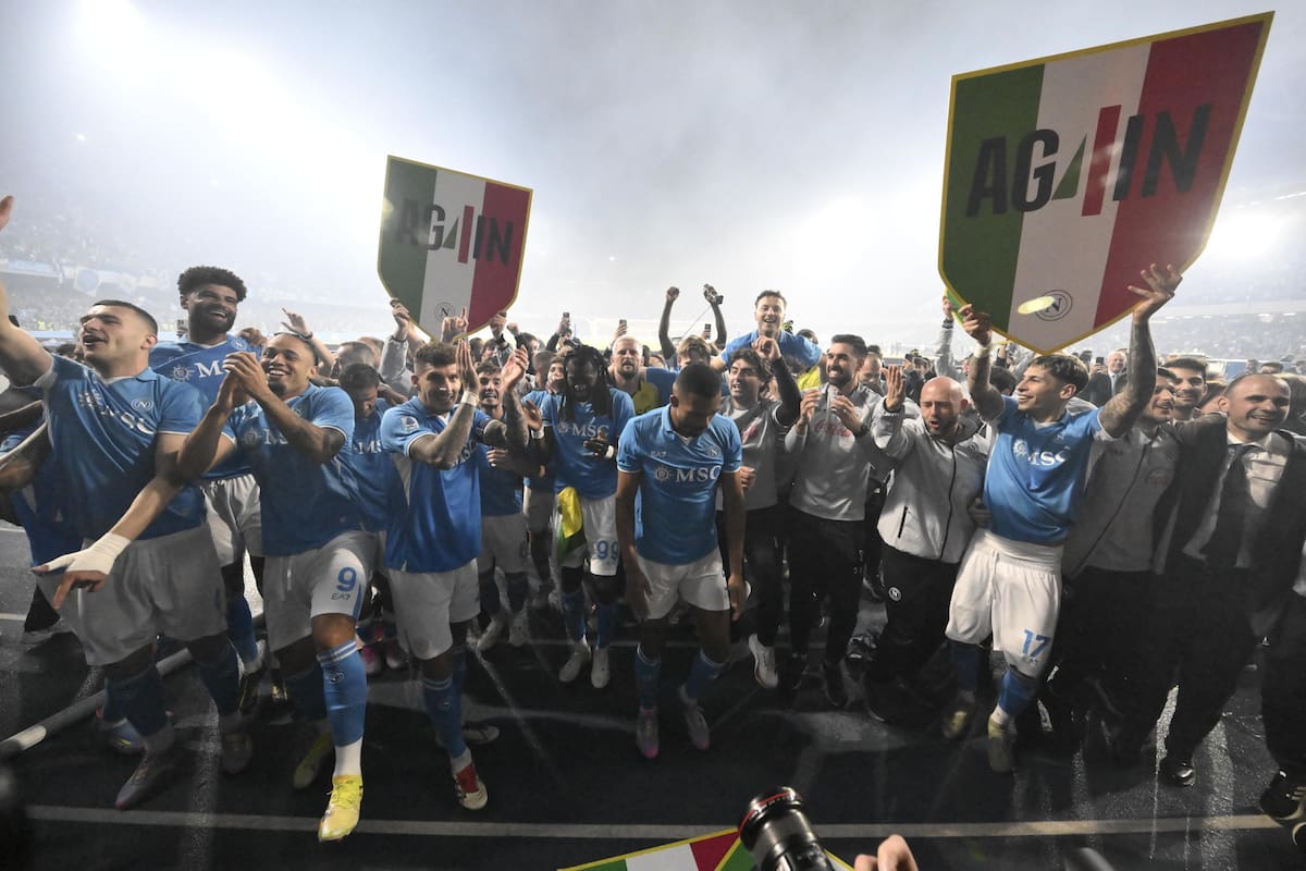 NAPOLI (Italy), 23/05/2025.- Players of SSC Napoli celebrate winning the 2024/2025 Serie A title after the Italian Serie A soccer match between SSC Napoli and Cagliari Calcio, in Naples, Italy, 23 May 2025. SSC Napoli won their fourth league title. (Italia, Nápoles) EFE/EPA/CIRO FUSCO