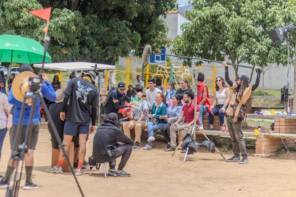 Una niña quiere jugar fútbol y lo que encuentra no es una cancha abierta, sino el retrato completo de un país. Juegan como niñas, serie santandereana nominada a los India Catalina, convierte esa pelea en una historia imposible de ignorar. Foto suministrada/VANGUARDIA
