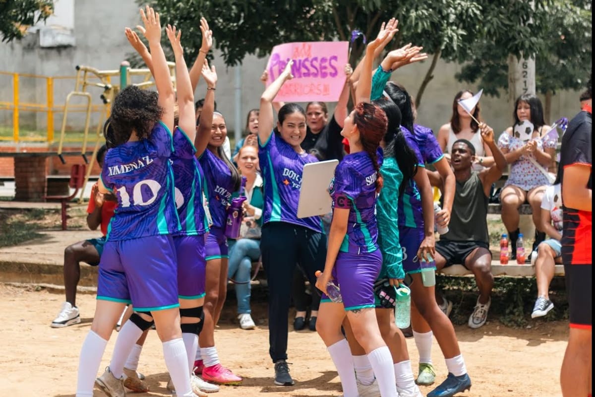Una niña quiere jugar fútbol y lo que encuentra no es una cancha abierta, sino el retrato completo de un país. Juegan como niñas, serie santandereana nominada a los India Catalina, convierte esa pelea en una historia imposible de ignorar. Foto suministrada/VANGUARDIA