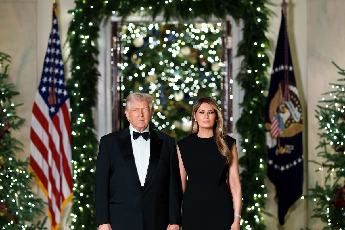 Fotografía cedida por la Casa Blanca del presidente estadounidense Donald Trump y la primera dama Melania Trump posando para el retrato oficial de Navidad el 7 de diciembre de 2025 en el Cross Hall de la Casa Blanca en Washington (EE.UU.). El presidente y la primera dama de Estados Unidos, Donald y Melania Trump, difundieron este martes su postal navideña, en la que aparecen serios, vestidos de negro y de pie bajo el sello presidencial de la Casa Blanca, rodeados de luces blancas y guirnaldas verdes. EFE/Andrea Hanks/La Casa Blanca /SOLO USO EDITORIAL /NO VENTAS /SOLO DISPONIBLE PARA ILUSTRAR LA NOTICIA QUE ACOMPAÑA /CRÉDITO OBLIGATORIO