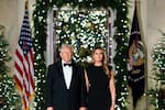 Trump y Melania posan serios y de negro en su postal oficial de Navidad