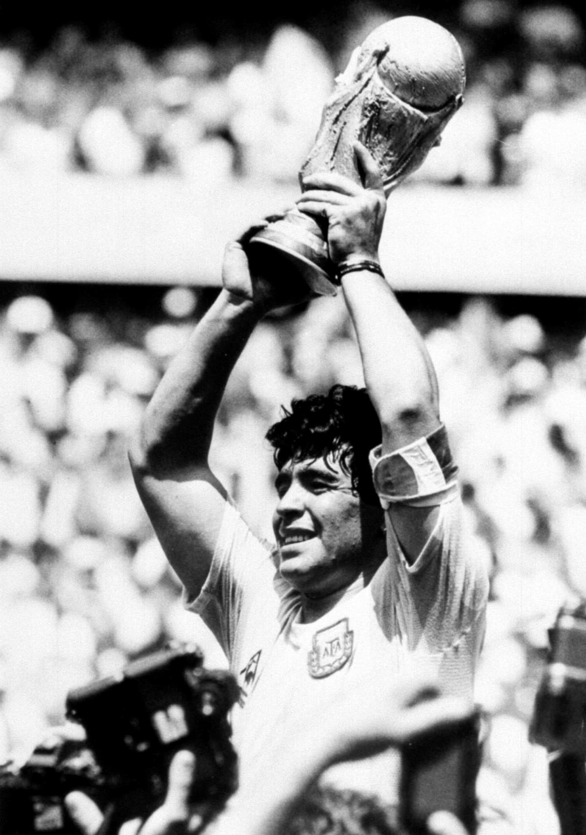 El astro argentino Diego Armando Maradona durante el partido de cuartos de final del Mundial de México 1986 ante Inglaterra, disputado el 22 de junio de 1986 en el estadio Azteca de Ciudad de México, del que se cumplen 40 años. EFE/Archivo