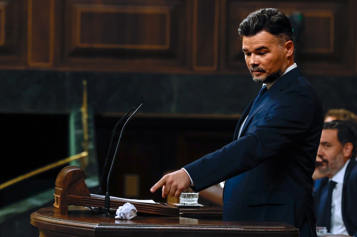 FOTODELDIA MADRID, 24/06/2026.- El portavoz de ERC, Gabriel Rufián señala el papel arrugado en el que ha convertido su discurso durante la sesión de control al Gobierno en el Congreso de los Diputados celebrada este miércoles. EFE/J.J.Guillén