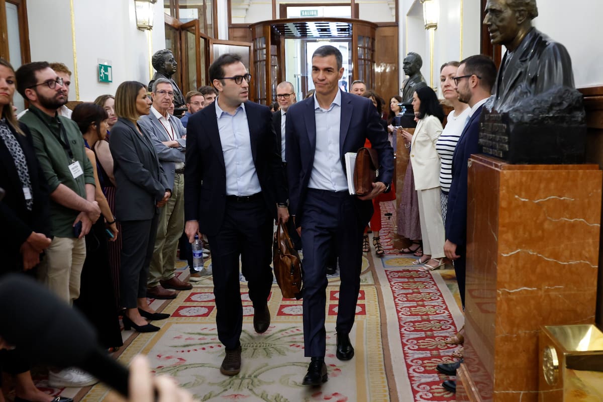 MADRID, 24/06/2026.- El presidente del Gobierno, Pedro Sánchez (d) y el vicepresidente primero y ministro de Economía, Carlos Cuerpo (i) a su llegada al Congreso de los Diputados para asistir a la sesión de control al Gobierno, este miércoles. EFE/Chema Moya