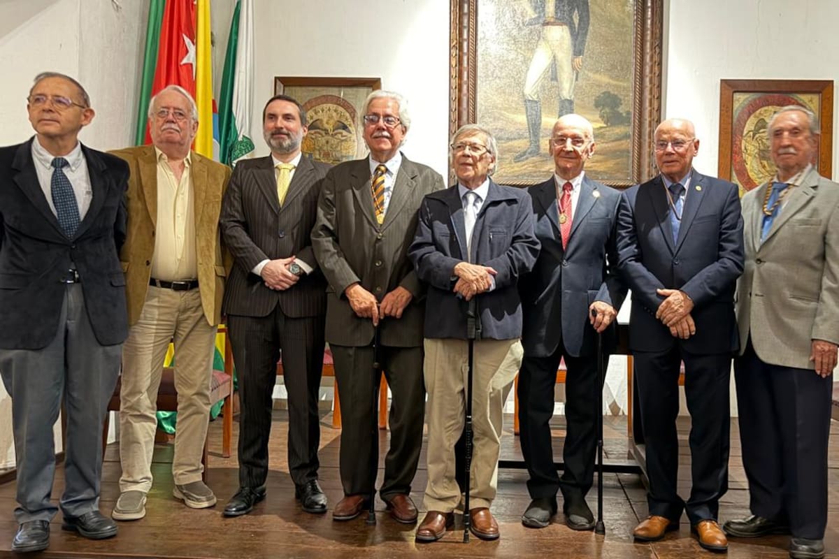 Jorge Peña MD, Mauricio Duarte MD, Juan Hakspiel MD, Fabio Torres, abogado; Gilberto Ortiz MD, Gabriel Gutiérrez MD; Miguel José Pinilla, encargado de presidir sesión de ascenso; Juvenal Fonseca Ing, Jorge Suárez MD y Juan José Cañas MD. Suministrada / VANGUARDIA