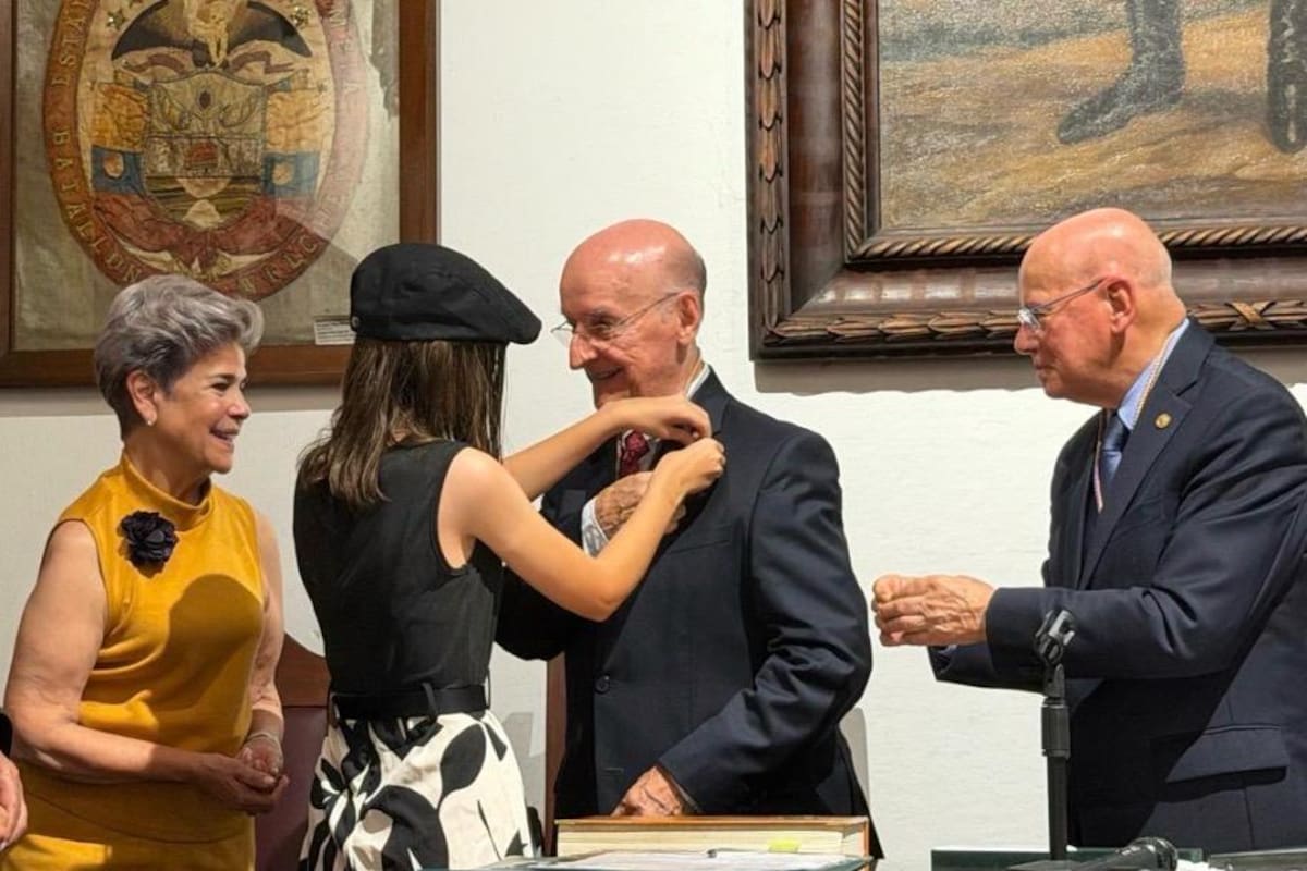 Clara de Galvis, Académico de Número; nieta del recipentario; el recipentario Gabriel Gutiérrez Giraldo; Miguel José Pinilla Gutiérrez, expresidente de la Academia de Historia de Santander. Suministrada / VANGUARDIA