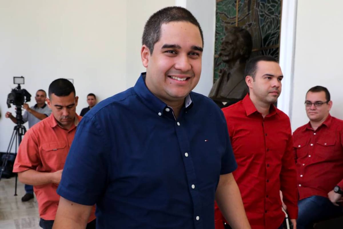 CAR05. CARACAS (VENEZUELA), 08/08/2017.- Nicolás Maduro Guerra (c), hijo del presidente Nicolás Maduro, asiste hoy, martes 8 de agosto de 2017, a la segunda sesión plenaria de la Asamblea Nacional Constituyente, en Caracas (Venezuela). EFE/Miguel Gutiérrez
