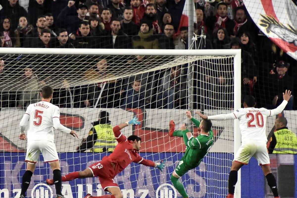 Luis Muriel aseguró que Colombia vuelva a tener un campeón en la Copa del Rey. El triunfo del Sevilla ante el Leganés posibilita que el delantero espere en la gran final a Jeisson Murillo (Valencia) o Yerry Mina (Barcelona), los otros dos equipos semifinalistas. (Foto: EFE / VANGUARDIA LIBERAL)