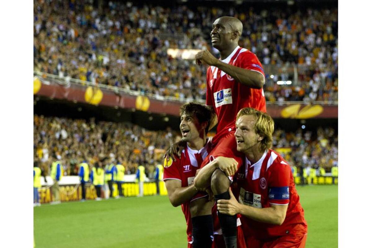 Gracias a un gol del camerunés Stephane Mbia en el 90+4 para una derrota 3-1 en el terreno del Valencia, el Sevilla pudo rentabilizar la ventaja 2-0 de la ida. (Foto: AFP / VANGUARDIA LIBERAL)