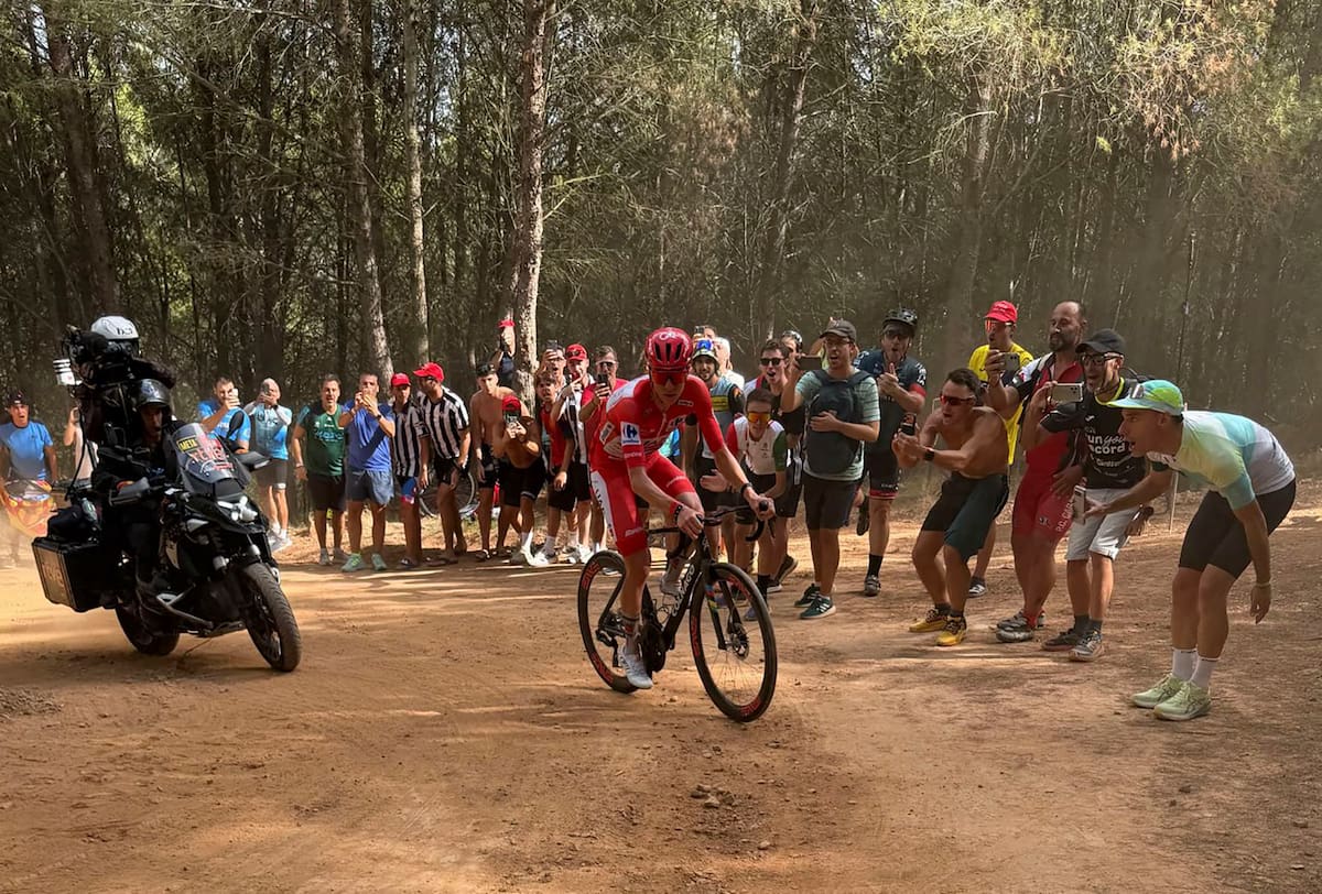 CASTELLÓN DE LA PLANA, 27/08/2026.- El ciclista esloveno del UAE Emirates Tadej Pogacar en los kilómetros finales de subida al puerto de El Bartolo en la sexta etapa de La Vuelta a España, de 177.5 km y que discurre este jueves entre las localidades de Alcossebre y Castellón. EFE/ Antonio Porras