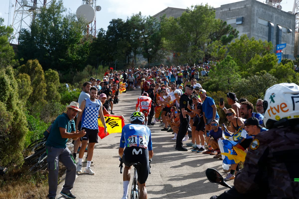 CASTELLÓN DE LA PLANA, 27/08/2026.- El ciclista esloveno del UAE Emirates Tadej Pogacar (detrás) seguido por el español del Movistar Enric Mas a punto de coronar el puerto de El Bartolo en la sexta etapa de La Vuelta a España, de 177.5 km y que discurre este jueves entre las localidades de Alcossebre y Castellón. EFE/ Javier Lizón POOL