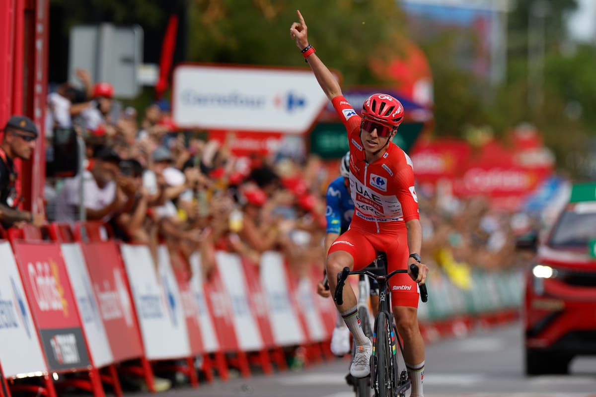 CASTELLÓN DE LA PLANA, 27/08/2026.- El ciclista esloveno del UAE Emirates Tadej Pogacar celebra su victoria en la sexta etapa de La Vuelta a España, de 177.5 km y que discurre este jueves entre las localidades de Alcossebre y Castellón. EFE/ Javier Lizón