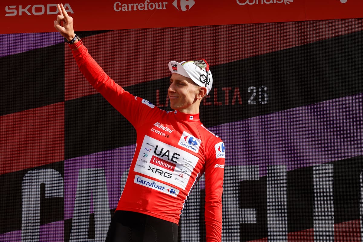 CASTELLÓN DE LA PLANA, 27/08/2026.- El ciclista esloveno del UAE Emirates Tadej Pogacar celebra en el podio su victoria en la sexta etapa de La Vuelta a España, de 177.5 km y que discurre este jueves entre las localidades de Alcossebre y Castellón. EFE/ Javier Lizón