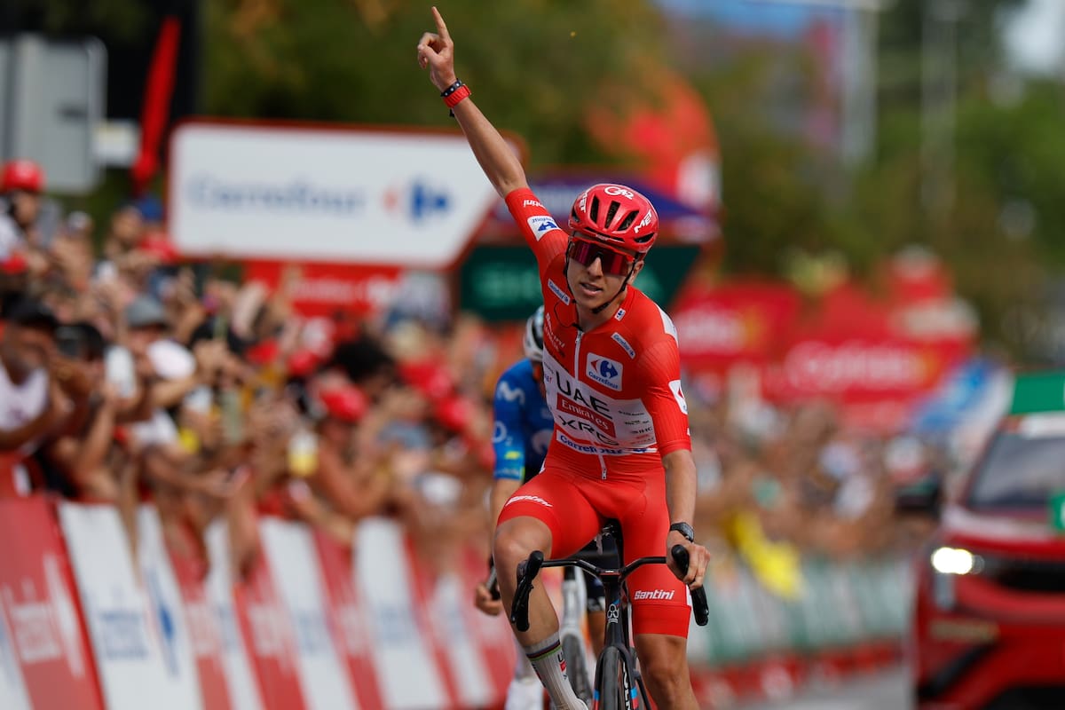 CASTELLÓN DE LA PLANA, 27/08/2026.- El ciclista esloveno del UAE Emirates Tadej Pogacar celebra su victoria en la sexta etapa de La Vuelta a España, de 177.5 km y que discurre este jueves entre las localidades de Alcossebre y Castellón. EFE/ Javier Lizón