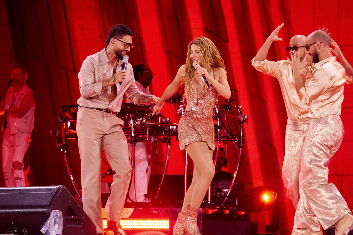 Fotografía cedida por Nicolas Gerardin que muestra a la cantante Shakira (c) junto a Maluma (i) este domingo, durante el concierto de la Residencia de Shakira en Europa 'Las Mujeres Ya No Lloran World Tour' en el 'Macondo Park' en Madrid (España). EFE/ Nicolas Gerardin