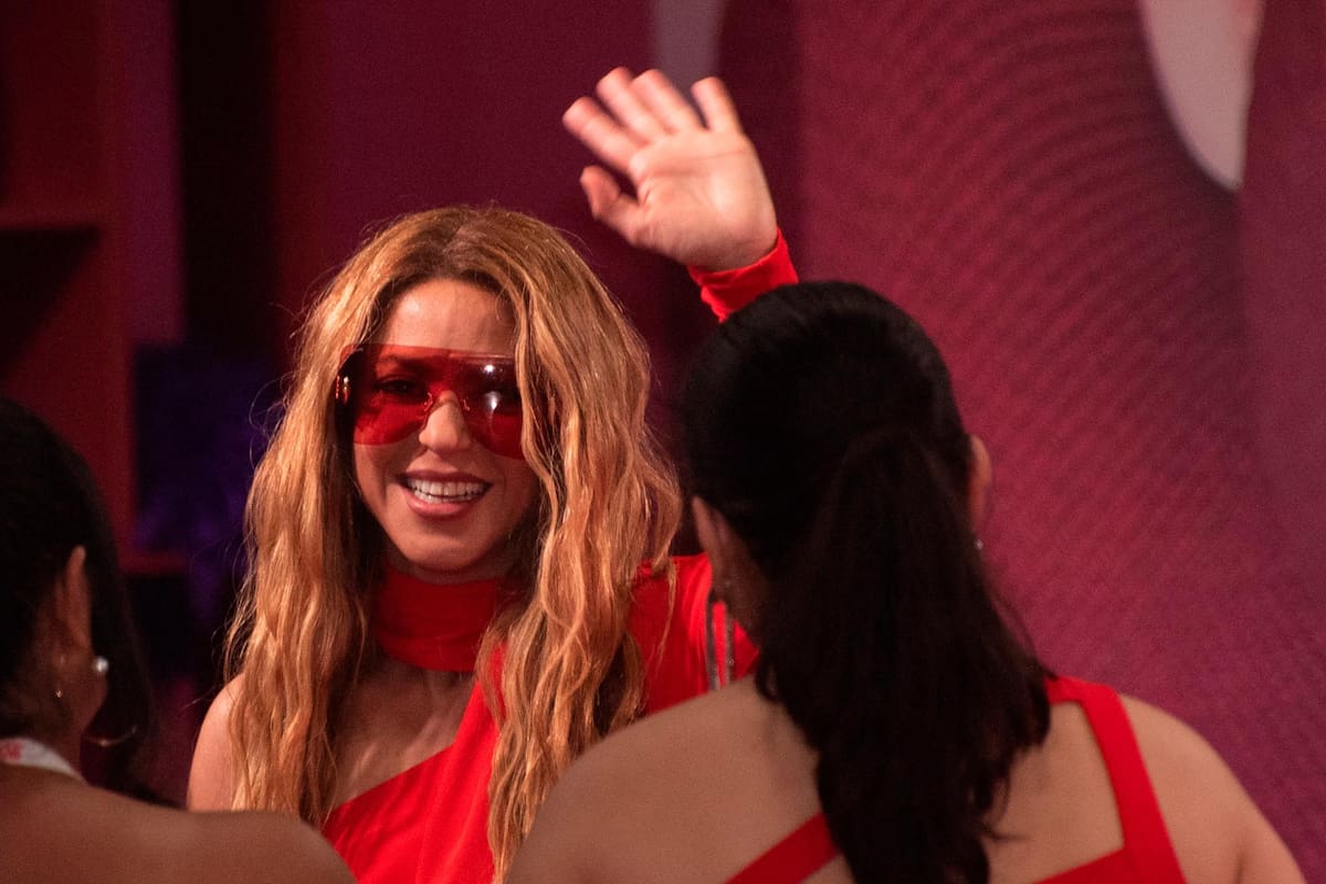 Fotografía de archivo fechada el 20 de julio de 2023 que muestra a la cantautora colombiana Shakira mientras saluda a su llegada al Media Center de los Premios Juventud, en San Juan (Puerto Rico). EFE / VANGUARDIA