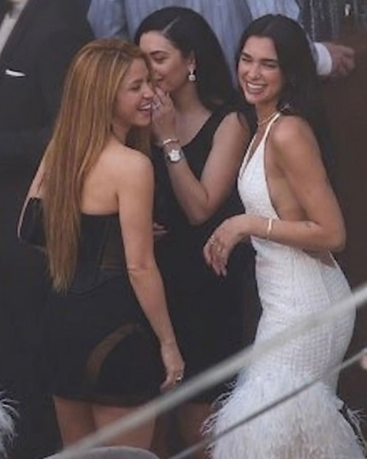 Shakira asistió brevemente a la boda de la boda de Dua Lipa y Callum Turner en Palermo, Italia, el pasado 5 de junio y fue fotografiada en distintos momentos de la celebración.