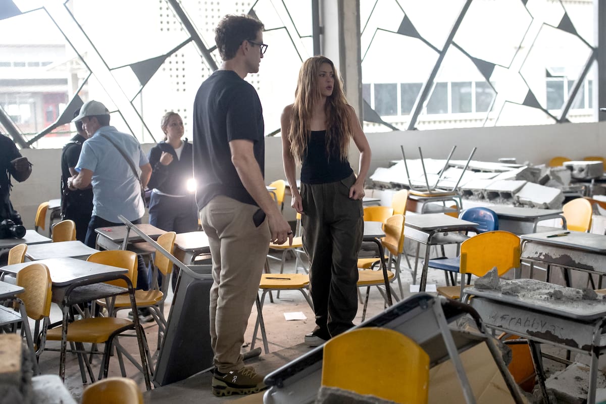 AME9993. QUIBDÓ (COLOMBIA), 17/08/2026.- La cantante colombiana Shakira visita este lunes la Institución educativa Carrasquilla Industrial, luego del terremoto de magnitud 7,4 en Quibdó (Colombia). Shakira anunció que reconstruirá la Universidad Tecnológica del Chocó, dañada por el terremoto que sacudió a Colombia el pasado 10 de agosto, y que junto al filántropo estadounidense Howard Graham Buffett impulsará la construcción de diez nuevos colegios en el departamento. EFE/ STR