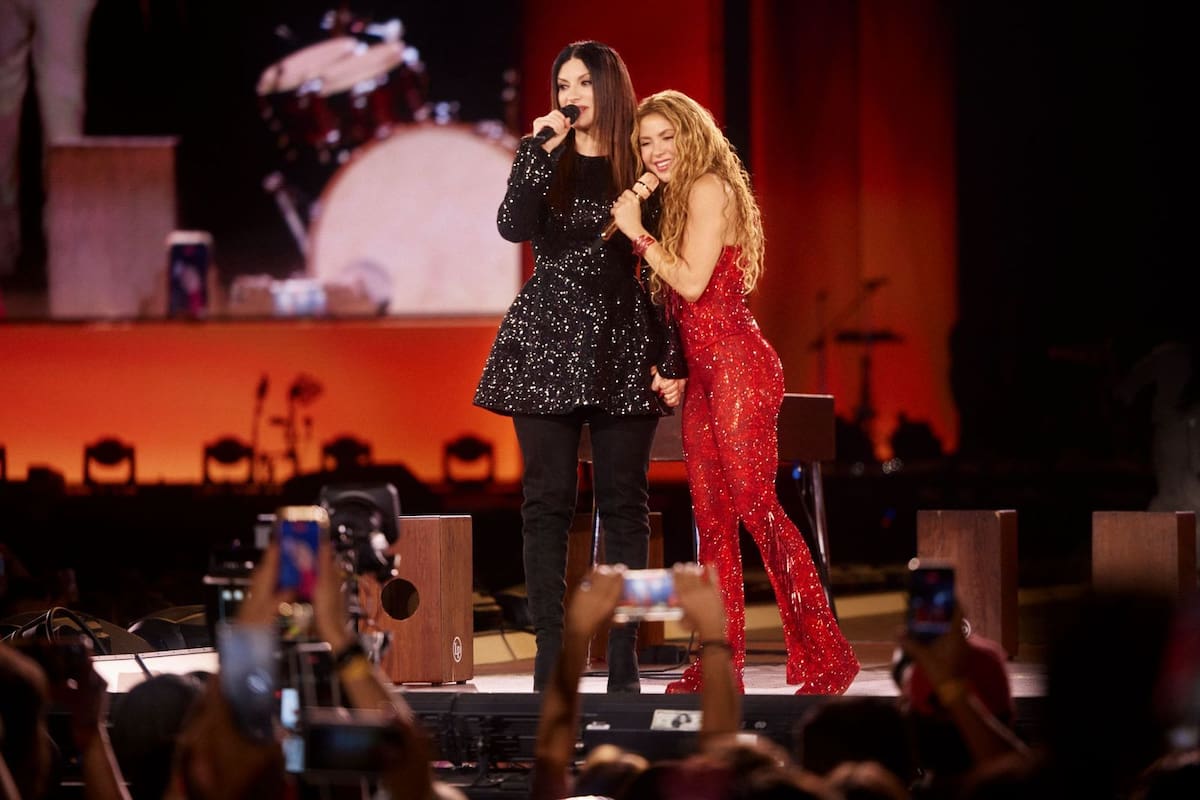 Shakira y Laura Pausini cantaron ‘Antología’ durante el tercer concierto de la residencia europea de la barranquillera en Madrid. Foto suministrada/VANGUARDIA