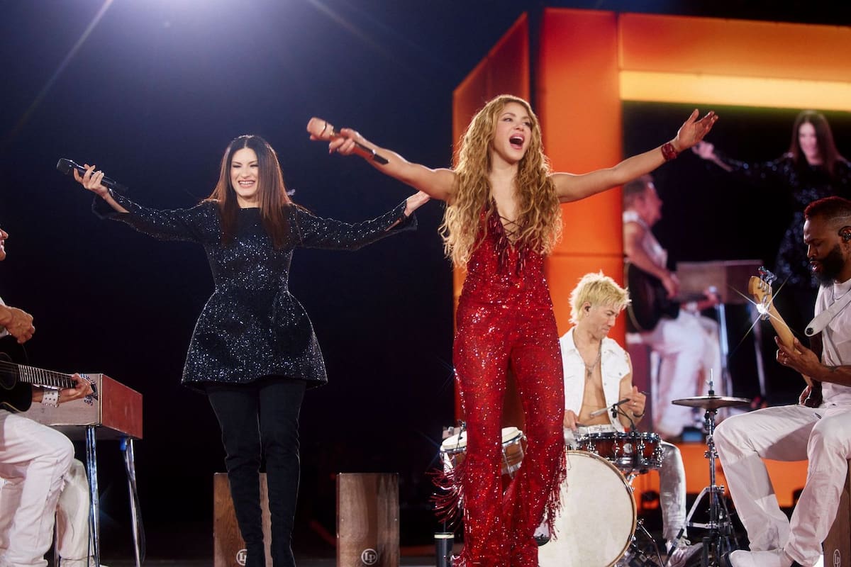 Shakira y Laura Pausini cantaron ‘Antología’ durante el tercer concierto de la residencia europea de la barranquillera en Madrid. Foto suministrada/VANGUARDIA