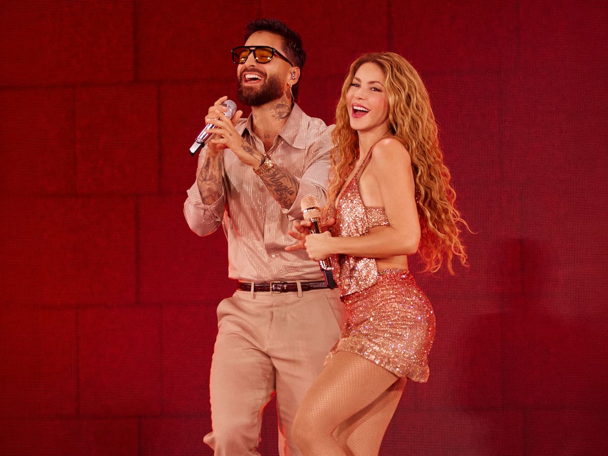 Fotografía cedida por Nicolas Gerardin que muestra a la cantante Shakira (d) junto a Maluma este domingo, durante el concierto de la Residencia de Shakira en Europa 'Las Mujeres Ya No Lloran World Tour' en el 'Macondo Park' en Madrid (España). EFE/ Nicolas Gerardin
