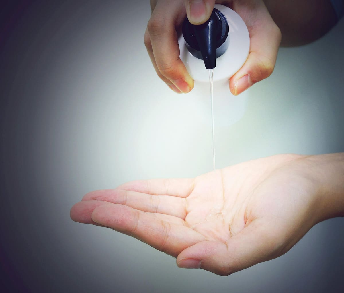 Retiran de Estados Unidos un reconocido shampoo por riesgo de contaminación bacteriana.
