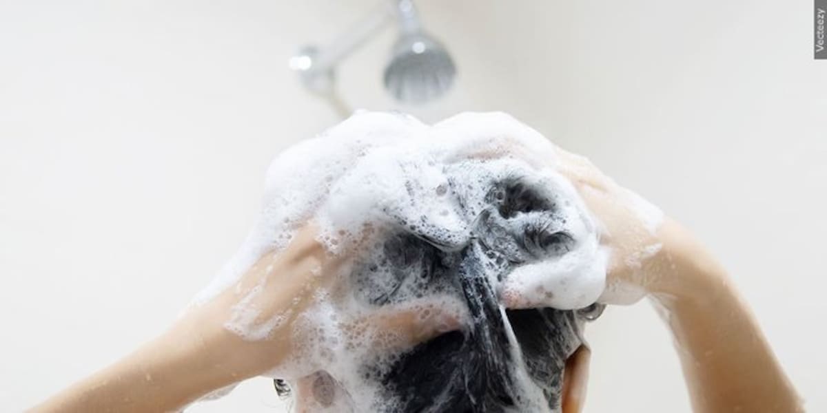 ¡Atención! Retiran de urgencia este reconocido shampoo del mercado por alerta bacteriana de la FDA.