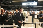 Shein inaugura su primera tienda permanente en París entre colas y protestas