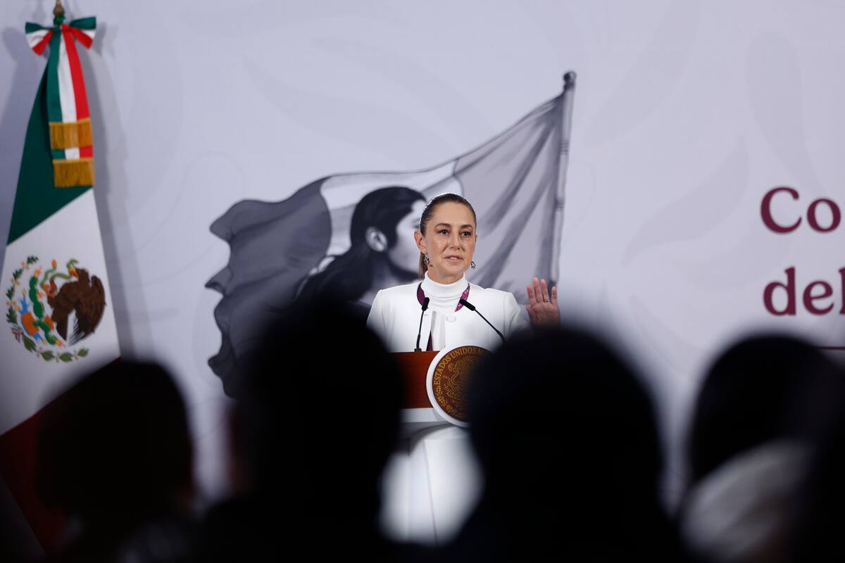 La presidenta de México Claudia Sheinbaum, habla durante una rueda de prensa este lunes en Palacio Nacional de la Ciudad de México (México). Sheinbaum confirmó el envío de petróleo de México a Cuba como parte de los acuerdos bilaterales de cooperación energética y financiera y en "continuidad a serie de apoyos" que se han dado "históricamente" a la isla caribeña. EFE/Sáshenka Gutiérrez