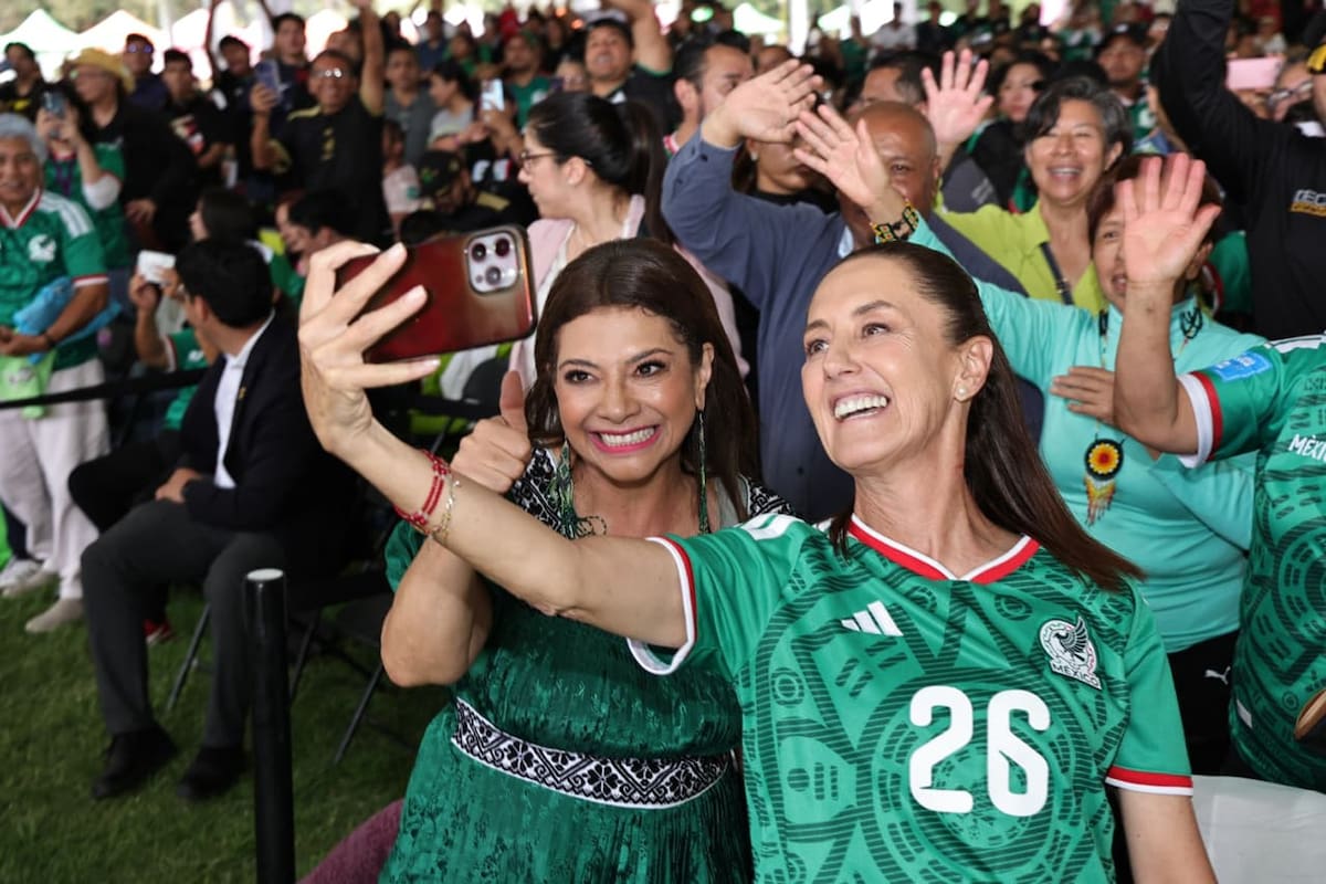 Fotografía cedida este jueves por el Gobierno de la Ciudad de México, de la jefa de Gobierno Clara Brugada (i) y la mandataria Claudia Sheinbaum (d), tomando una foto rodeadas de aficionados en un Fan Fest de la Ciudad de México (México). Sheinbaum finalmente no acudió al Fan Fest de la plaza del Zócalo capitalino para ver el partido inaugural del Mundial de fútbol 2026 junto a miles de aficionados, y en su lugar optó por el Deportivo Los Galeana, en el norte de la capital del país. EFE/Gobierno de la Ciudad de México/SOLO USO EDITORIAL/NO VENTAS/SOLO DISPONIBLE RAPA ILUSTRAR LA NOTICIA QUE ACOMPAÑA(CRÉDITO OBLIGATORIO)