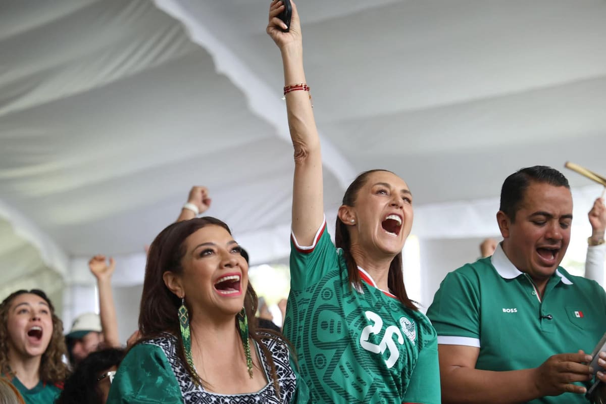 Fotografía cedida por la Presidencia de México de su mandataria, Claudia Sheinbaum (c), y la jefa de Gobierno de Ciudad de México, Clara Brugada (i), celebrando un gol de México este jueves, en un Fan Fest de Ciudad de México (México). EFE/ Presidencia de México /SOLO USO EDITORIAL/NO VENTAS/ SOLO DISPONIBLE PARA ILUSTRAR LA NOTICIA QUE ACOMPAÑA (CRÉDITO OBLIGATORIO)