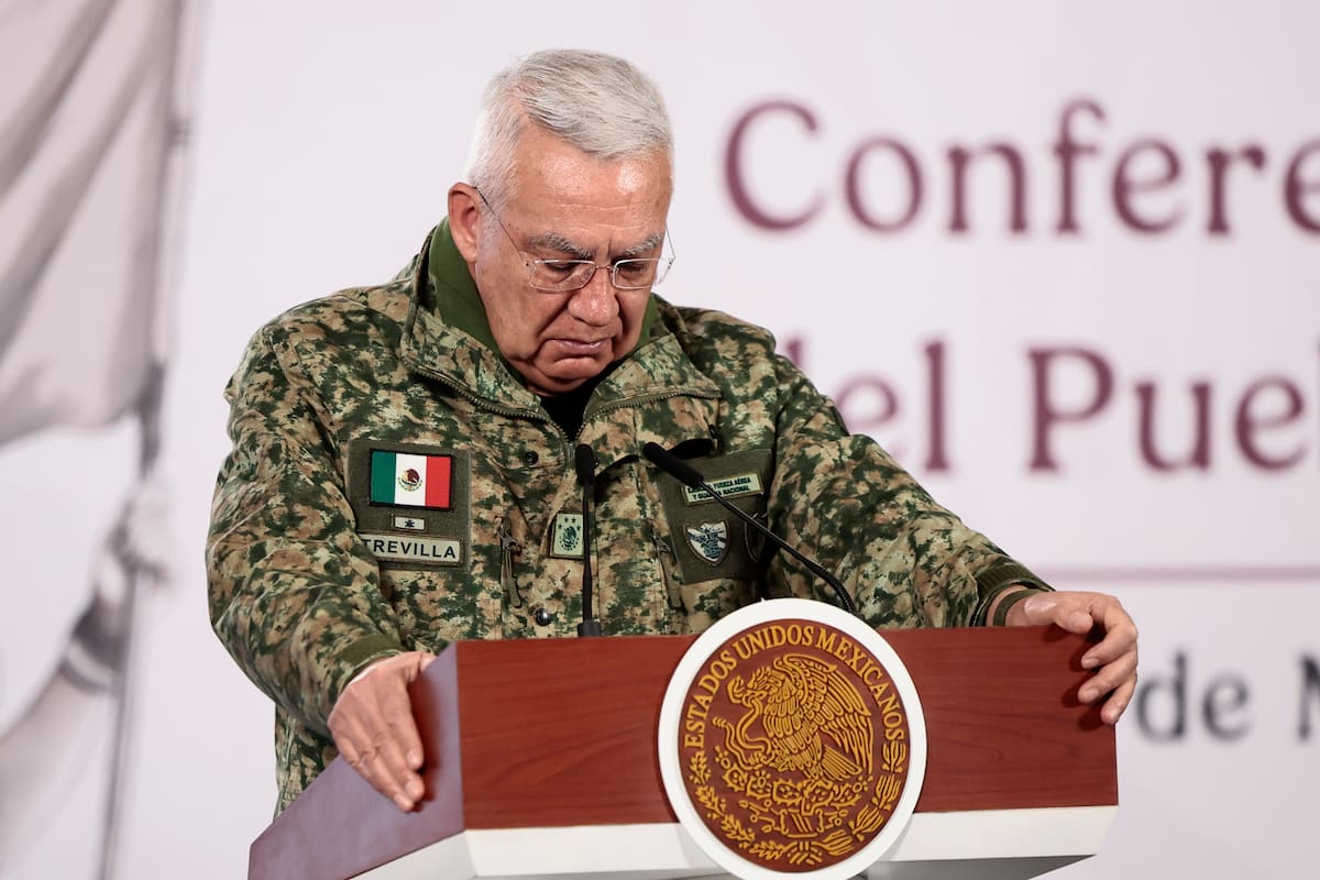 MEX5180. CIUDAD DE MÉXICO (MÉXICO), 23/02/2026.- El secretario de la Defensa Nacional, Ricardo Trevilla, participa en una rueda de prensa este lunes, en el Palacio Nacional de Ciudad de México (México). La presidenta de México, Claudia Sheinbaum, afirmó que el operativo contra el líder del Cartel Jalisco Nueva Generación (CJNG), Nemesio Oseguera Cervantes, alias 'El Mencho', contó con intercambio de información con Estados Unidos, pero bajo los principios de respeto a la soberanía y cooperación sin subordinación. EFE/ José Méndez