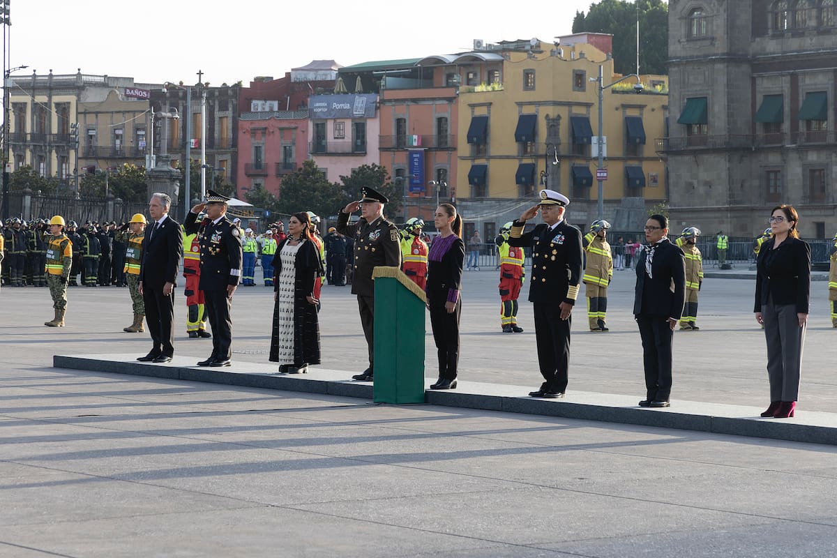 MEX3152. CIUDAD DE MÉXICO (MÉXICO), 19/09/2026.- Fotografía cedida por la Presidencia de México, de la mandataria mexicana, Claudia Sheinbaum (c), acompañada de la jefa de gobierno Clara Brugada (3,i), el secretario de la Defensa Nacional, Ricardo Trevilla (c,i) y el secretario de Marina, Raymundo Pedro Morales Ángeles (c,d), durante un acto protocolario en el Zócalo de la Ciudad de México (México). EFE/Presidencia de México/SOLO USO EDITORIAL/NO VENTAS/SOLODISPONIBLE PARA ILUSTRAR LA NOTICIA QUE ACOMPAÑA(CRÉDITO OBLIGATORIO)