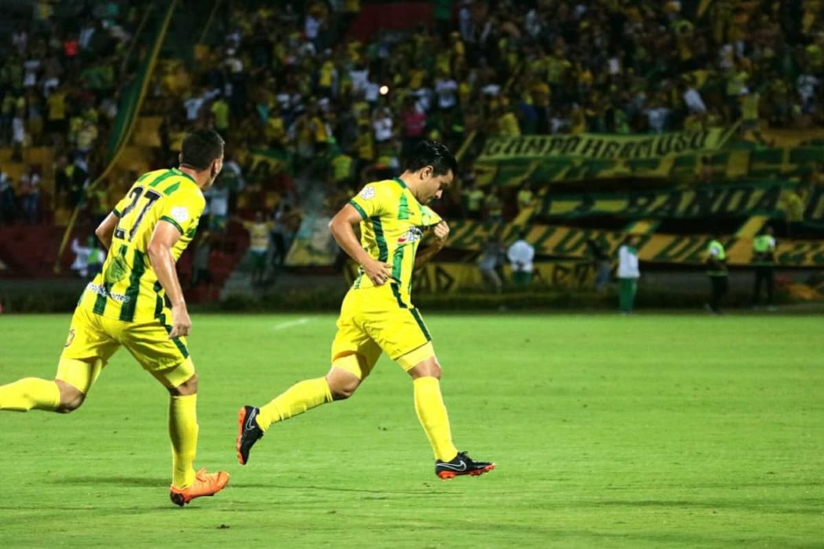 Sherman Cárdenas tuvo otro partido destacado con el Atlético Bucaramanga. El mediocampista santandereano marcó la diferencia con su fútbol ante América de Cali, pero por momentos no encontró el respaldo del juego colectivo de su equipo. (Foto: Fabián Hernández / VANGUARDIA LIBERAL)