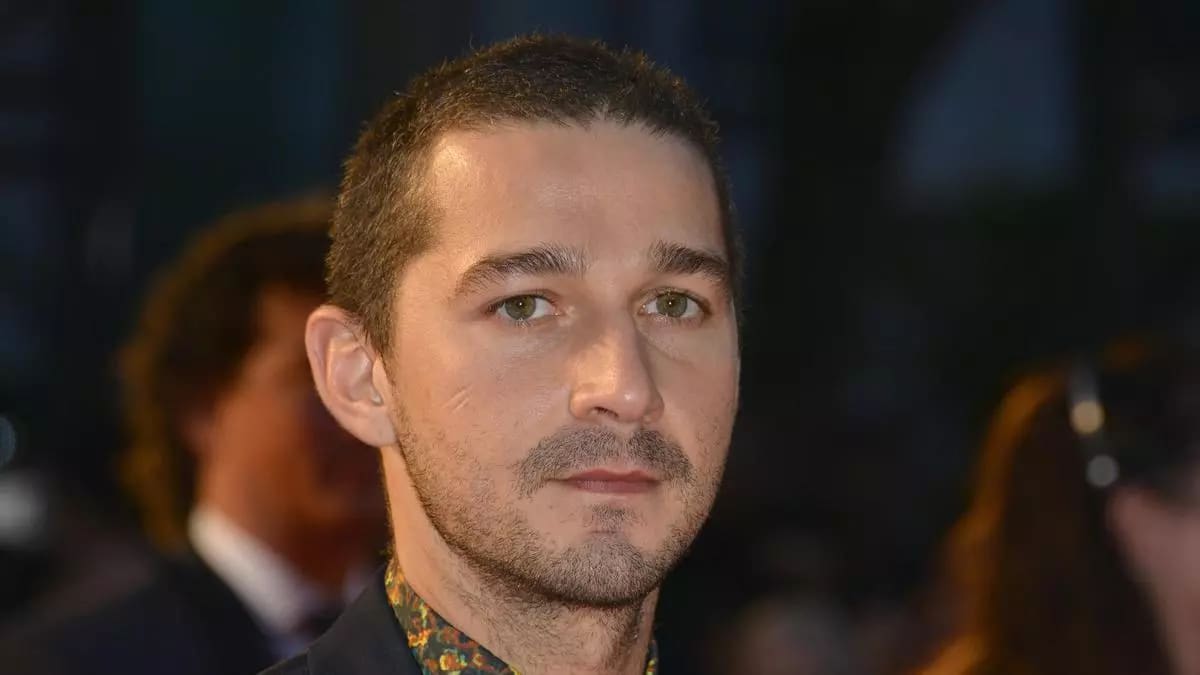 Shia LaBeouf se declaró culpable de tres cargos de agresión simple en Nueva Orleans el miércoles. En febrero, fue arrestado por golpear a varias personas fuera de un bar durante el Mardi Gras.