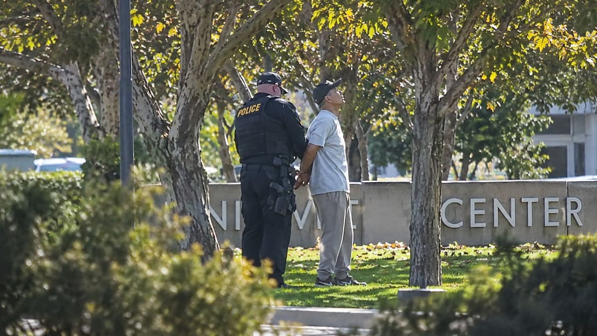 Shouyong Zhang y Shili Chen, ambos de 77 años y residentes de Dublin fueron detenidos en el lugar y fueron recluidos en la cárcel de Santa Rita, sin derecho a fianza, bajo sospecha de asesinato y otros cargos. Foto: Recreada con IA
