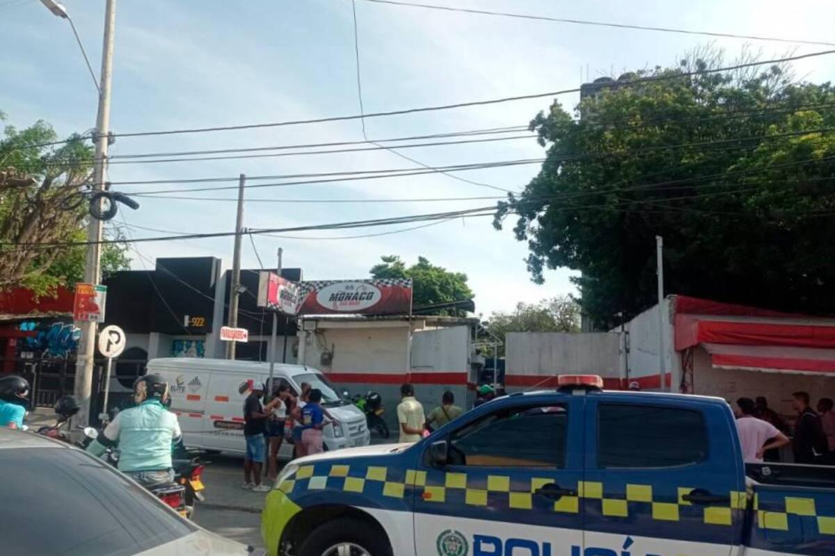 Funcionarios de Criminalística de la Sijín y del CTI de la Fiscalía están en estos momentos en la inspección judicial de los cuerpos para identificarlos. Foto de cortesía / VANGUARDIA