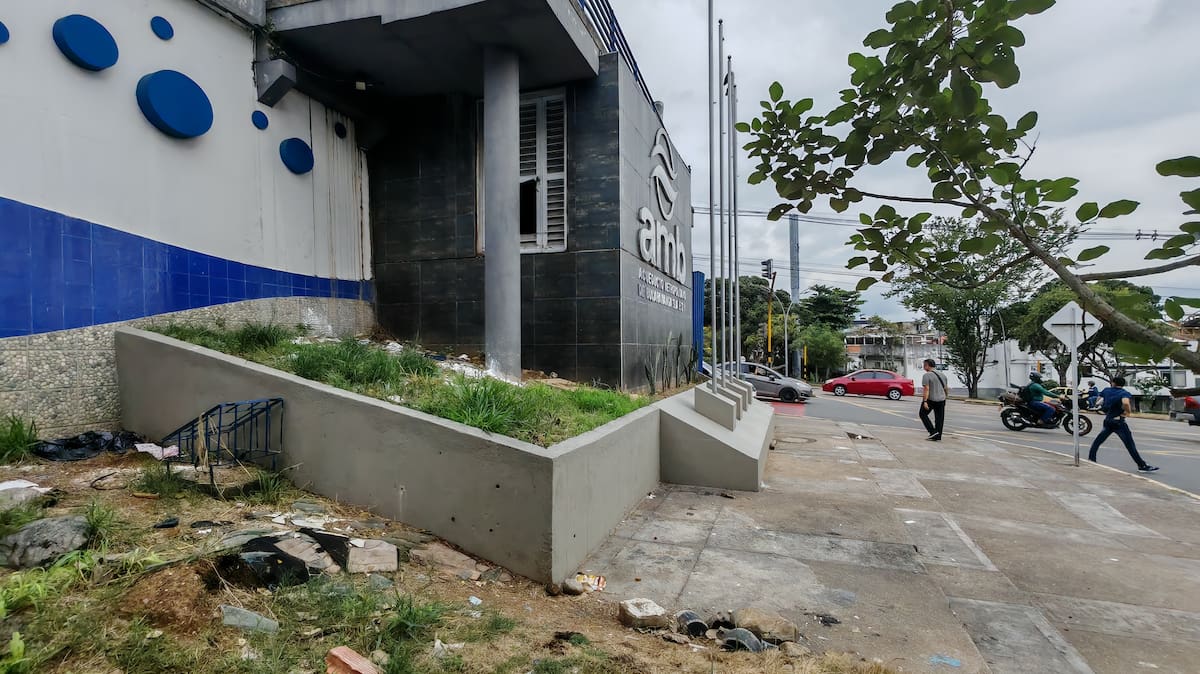 Líderes del barrio Bolívar, en la comuna 13 de Bucaramanga, alertan sobre la presencia nocturna de habitantes de calle y recicladores en el sector de Siete Bocas, sobre la avenida La Rosita. Foto Marco Valencia