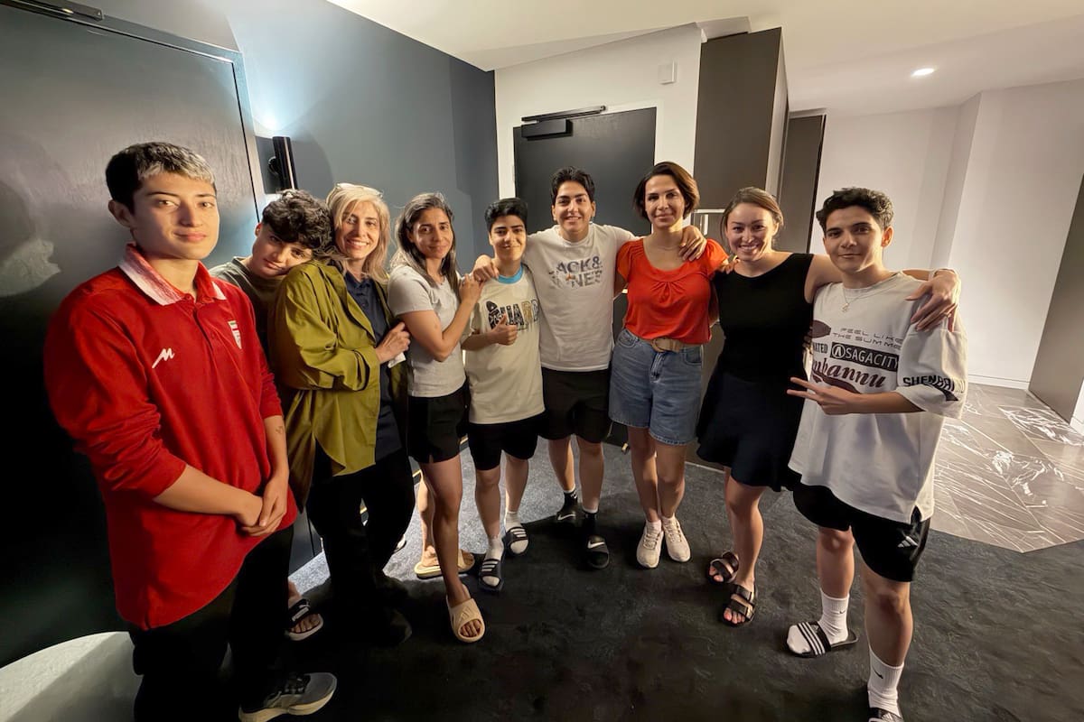 AME2524. SIDNEY (AUSTRALIA), 10/03/2026.- Fotografía tomada de la cuenta de la red social X @Tony_Burke del ministro del Interior de Australia, Tony Burke, que muestra a siete de las integrantes de la selección femenina de fútbol de Irán que solicitaron asilo en Australia tras participar en la Copa de Asia, mientras el resto del equipo abandonó el país y ya ha llegado a Malasia. EFE/ @Tony_Burke /SOLO USO EDITORIAL/NO VENTAS/ SOLO DISPONIBLE PARA ILUSTRAR LA NOTICIA QUE ACOMPAÑA (CRÉDITO OBLIGATORIO)