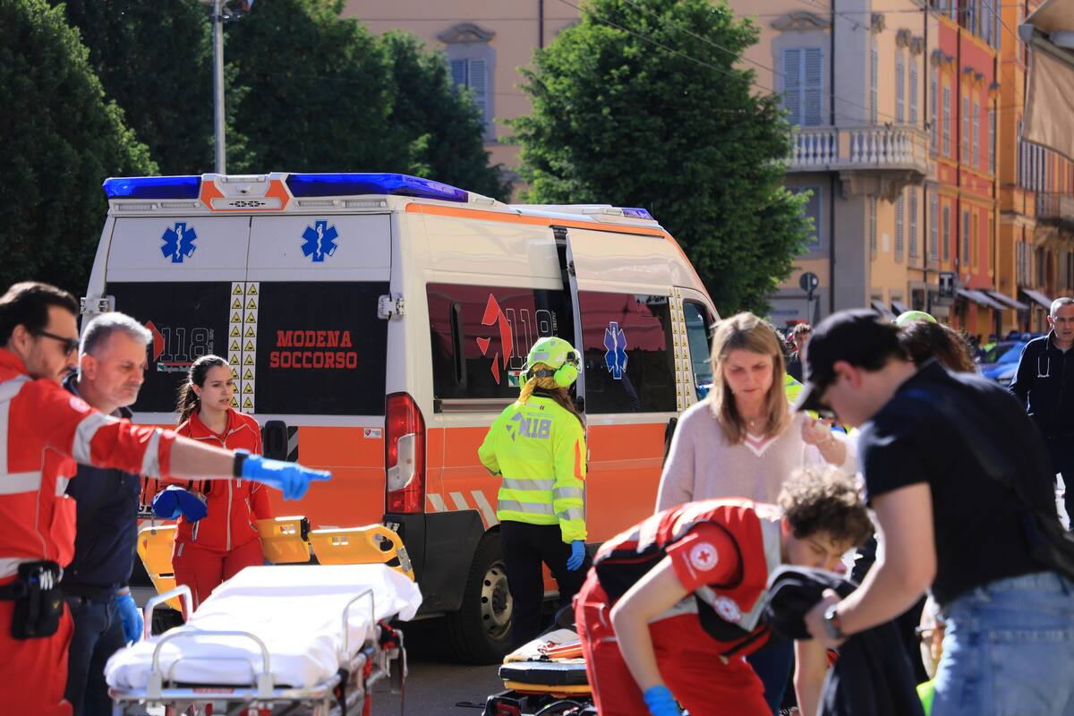 Fuerzas del orden y personal de emergencia trabajan en la zona donde un vehículo arrolló este sábado a varios peatones en el centro de Módena (norte de Italia). EFE/EPA/GIORGIA BASSOLI