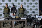 Motociclista huyó de un puesto de control y terminó capturado con siete kilos de marihuana en Santander