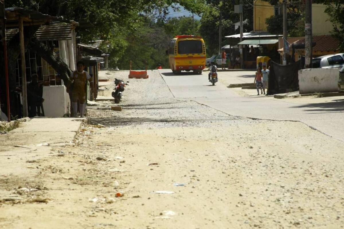 La vía principal al barrio Arenales lleva mucho tiempo destapada. (Foto: César Flórez/VANGUARDIA LIBERAL)