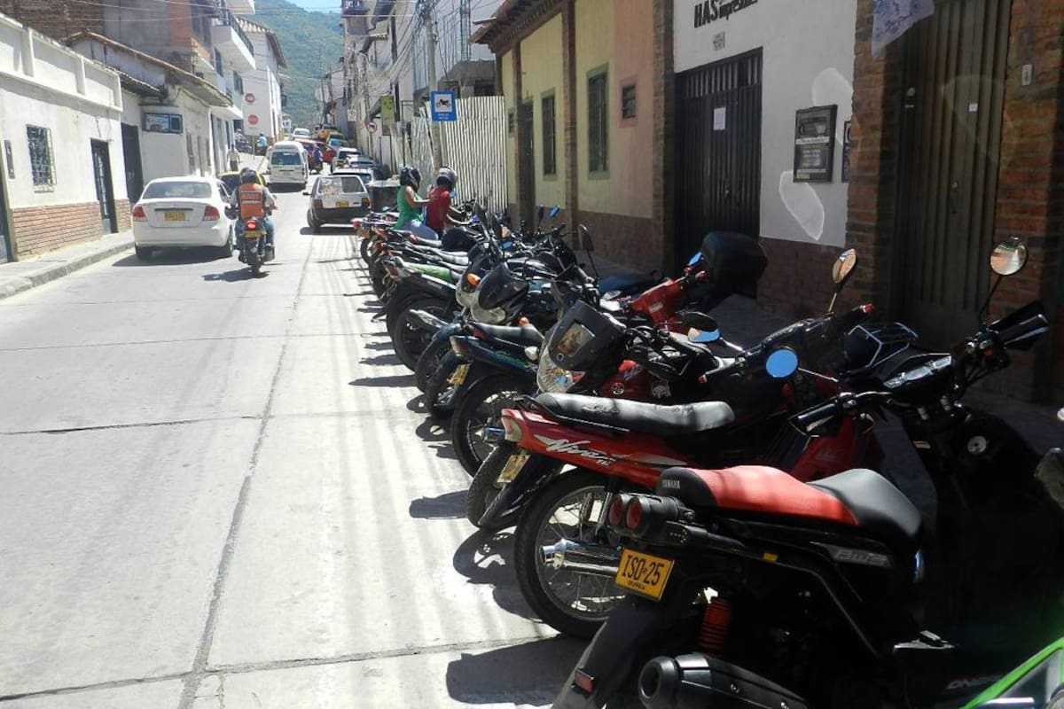 Una de las denuncias que hacen los motociclistas del municipio es que con el uso de casco cerrado podrían aumentar los casos de sicariato en la capital guanentina. (Foto: Óscar Carrascal Torrado/VANGUARDIA LIBERAL)