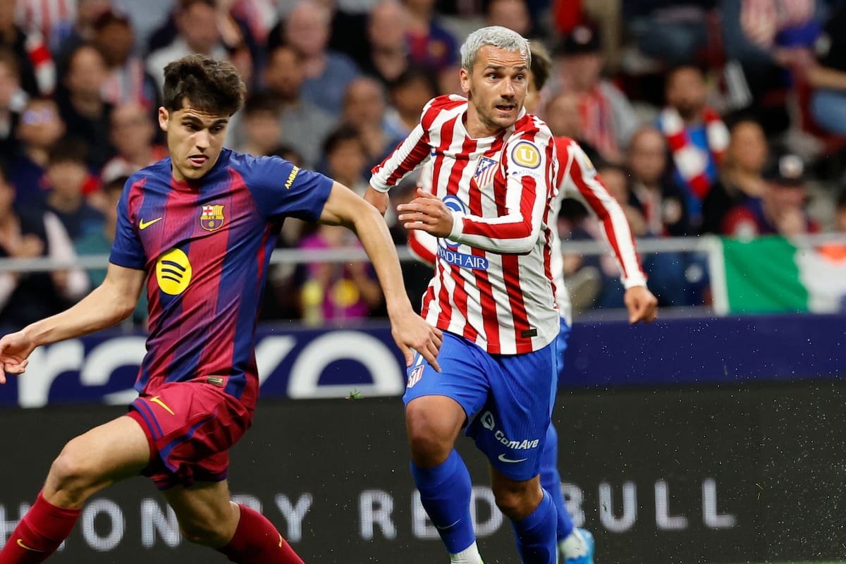 Griezmann, en una acción con Pau Cubarsí en el partido de este sábado en LaLiga EA Sports. EFE/ Mariscal