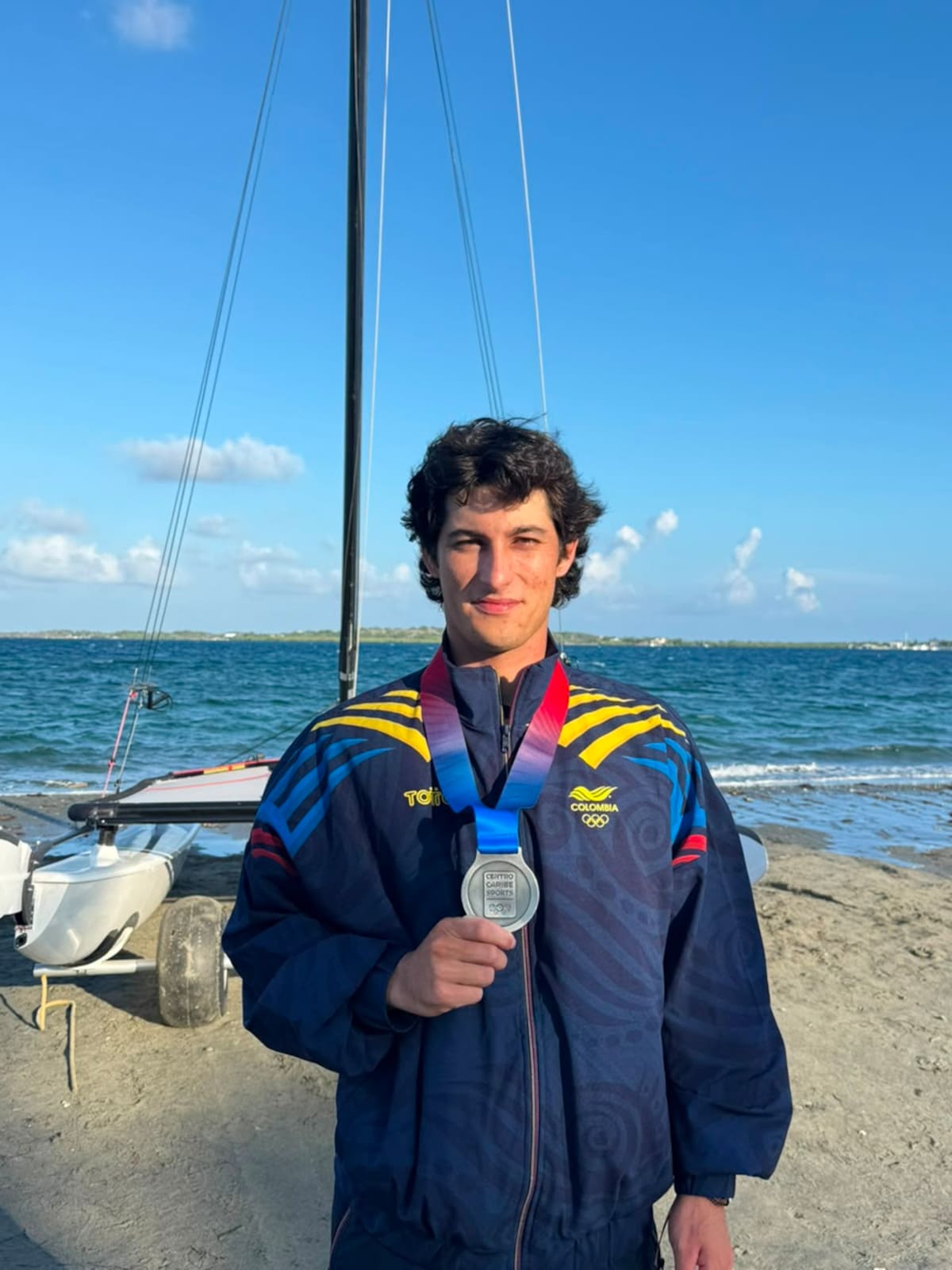Simón Gómez logró la medalla de plata en los Juegos Centroamericanos y del Caribe, en la modalidad sunfish, de la vela. Foto: Suministrada.