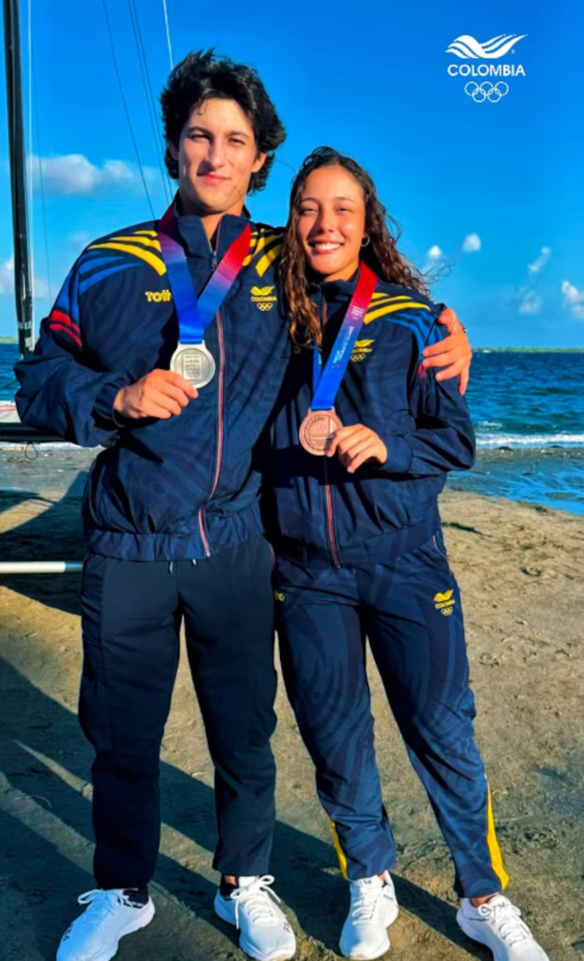 Simón Gómez y Sofía Bermúnez ganaron la medalla de plata y la de bronce, respectivamente, en los Juegos Centroamericanos y del Caribe, en la modalidad sunfish, de la vela. Foto: Suministrada.