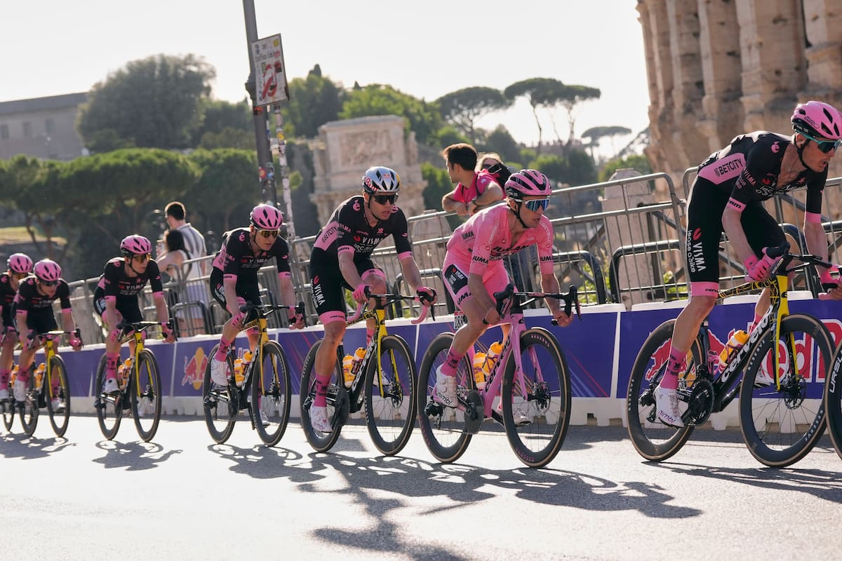El británico Simon Yates, con el maillot rosa, pedalea junto a su equipo en la última etapa del Giro de Italia en Roma el domingo primero de junio del 2025. //AP