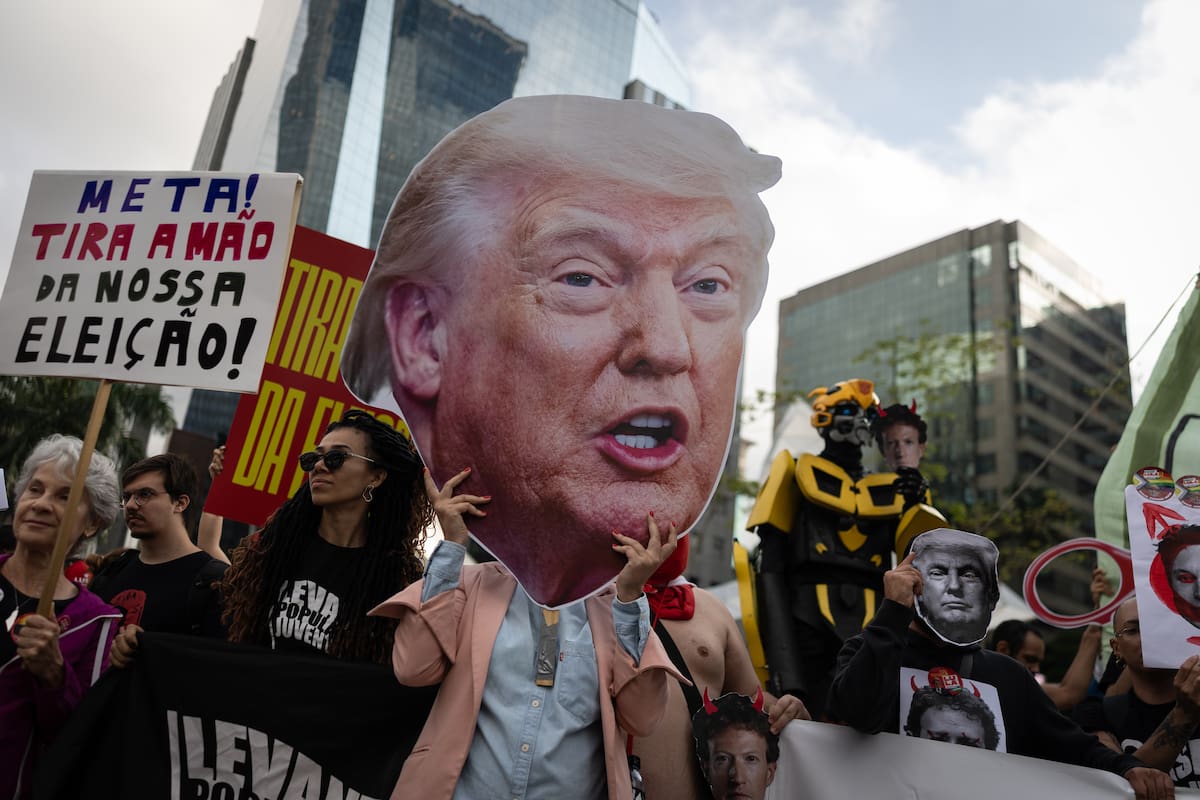 Una persona sostiene una imagen del presidente de Estados Unidos, Donald Trump, durante una manifestación contra Meta, por supuestamente haber favorecido contenidos del opositor Flávio Bolsonaro en detrimento de los del presidente, Luiz Inácio Lula da Silva, este lunes en Sao Paulo (Brasil). EFE/ Isaac Fontana