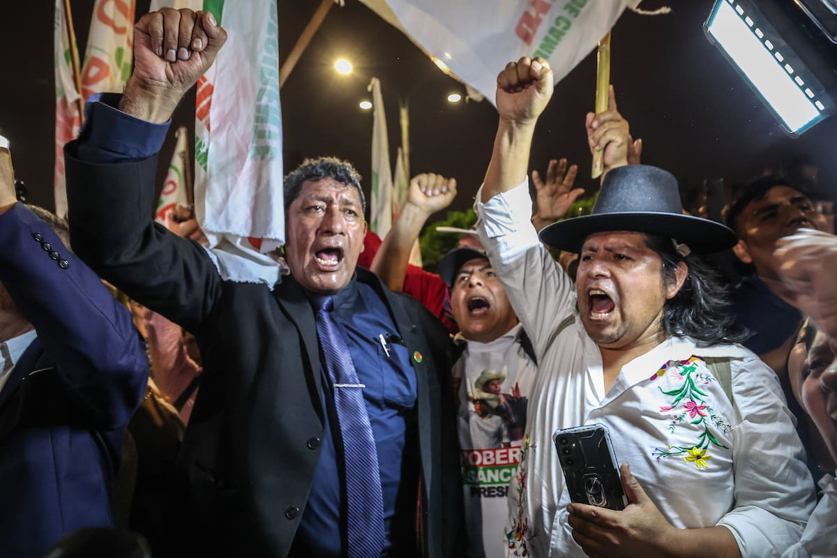 AME9628. LIMA (PERÚ), 07/06/2026.- Simpatizantes del candidato a la Presidencia de Perú Roberto Sánchez esperan a que se pronuncie tras los resultados de los sondeos a pie de urna durante la segunda vuelta de las elecciones este domingo, en la Plaza San Martín de Lima (Perú). EFE/ Aldair Mejía